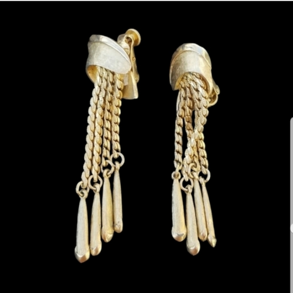 VENDOME RARE VINTAGE GOLDTONED  STATEMENT TASSEL CLIP ON EARRINGS